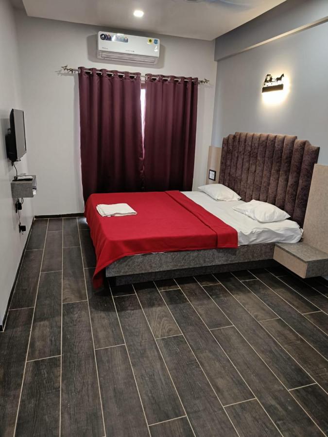 Ragvi resort Alībāg Esterno foto