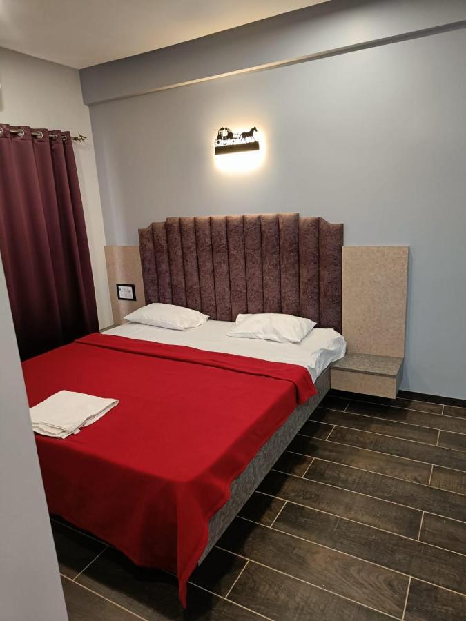 Ragvi resort Alībāg Esterno foto